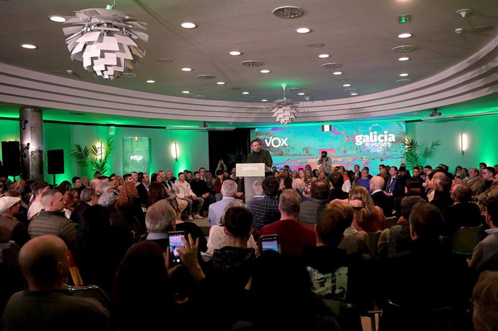 El presidente de Vox, Santiago Abascal, interviene durante el inicio de campaña electoral, a 2 de febrero de 2024, en A Coruña, Galicia, (España).