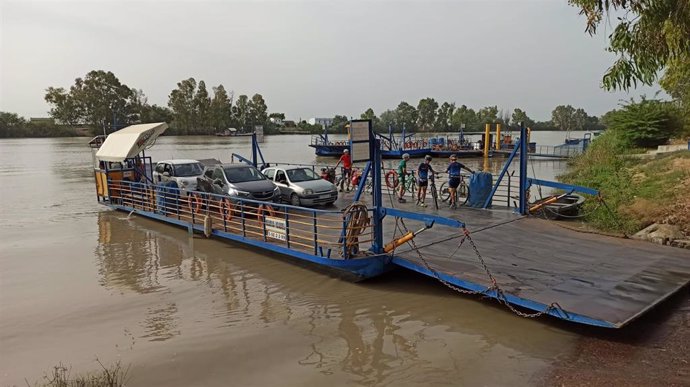 Barcaza desembarcando pasajeros en Coria del Río