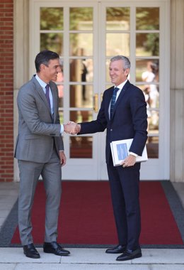 Archivo - El presidente del Gobierno, Pedro Sánchez (i), recibe al presidente del Gobierno de Galicia, Alfonso Rueda (d), en el Palacio de La Moncloa, a 28 de julio de 2022, en Madrid (España). La reunión con Rueda llega dos meses después de que fuera i