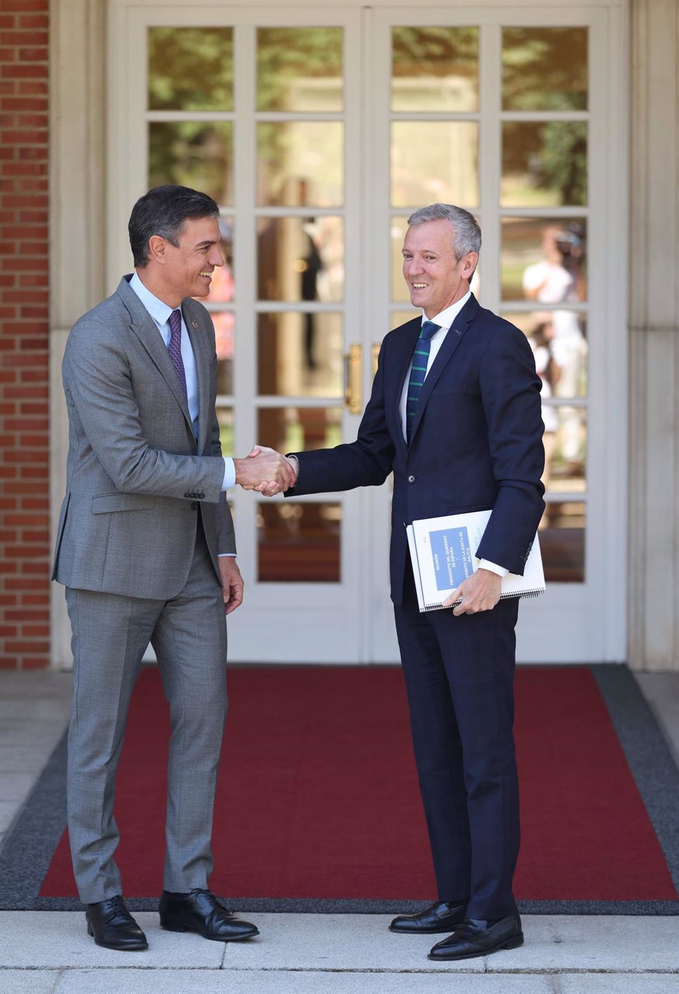 Archivo - El presidente del Gobierno, Pedro Sánchez (i), recibe al presidente del Gobierno de Galicia, Alfonso Rueda (d), en el Palacio de La Moncloa, a 28 de julio de 2022, en Madrid (España). La reunión con Rueda llega dos meses después de que fuera i