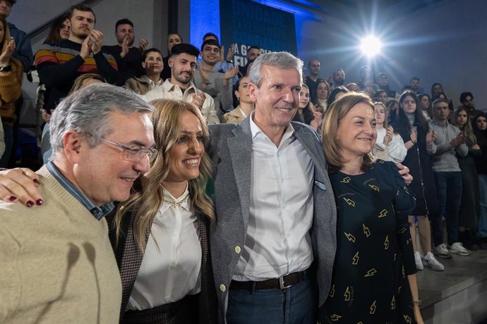 Rueda, Menor, Marta Novoa y Elena Rivo en un mitin en San Cibrao das Viñas.
