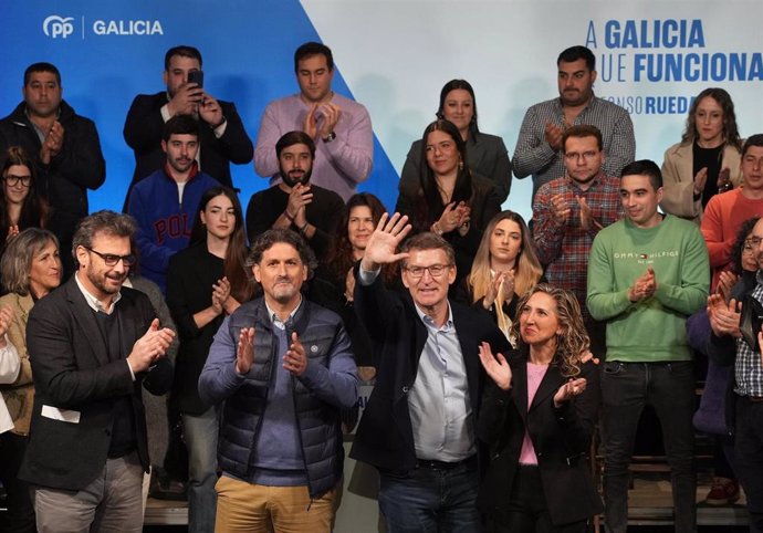 El líder del PP, Alberto Núñez Feijóo, interviene en un mitin junto al presidente del PP de A Coruña y candidato en las elecciones del 18F, Diego Calvo, y al alcalde de Ortigueira, Valentín Calvín. En Ortigueira (A Coruña) el 2 de febrero de 2024.