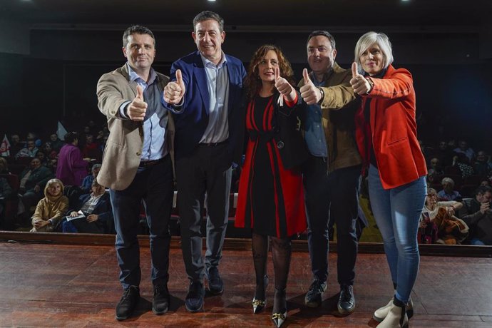 El candidato socialista a la Xunta, José Ramón Gómez Besteiro, junto al secretario xeral del PSdeG, Valentín González Formoso, y otros cargos socialistas en el mitin en Boiro (A Coruña)