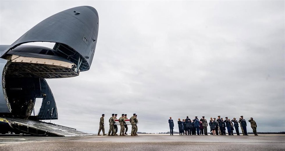 El presidente de Estados Unidos, Joe Biden, rinde un homenaje a los tres militares estadounidenses muertos en Jordania