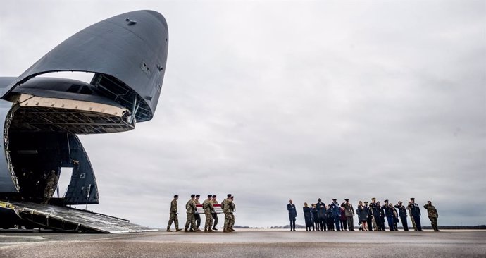 02 February 2024, US, Dover: US President Joe Biden (c) and First Lady Jill Biden look on as an Army team carries the transport case containing the remains of US Army Sgt. William Jerome Rivers, 46, of Carrollton, Georgia, at Dover Air Force Base. Three