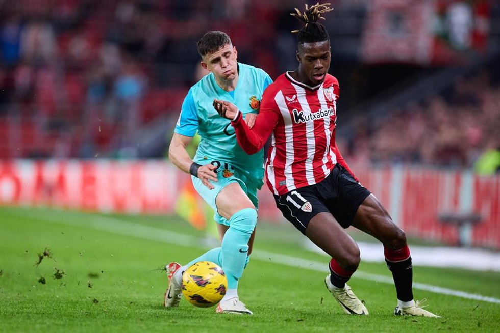 Giovanni Alessandro Gonzalez of RCD Mallorca competes for the ball with Nico Williams of Athletic Club during the LaLiga EA Sports match between Athletic Club and RCD Mallorca at San Mames on February 2, 2024, in Bilbao, Spain.