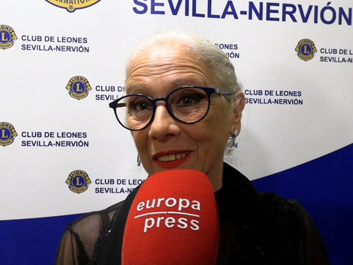 María Jiménez hablando con la prensa en la Cena de Gala Benéfica a favor de la Fundación Alalá.