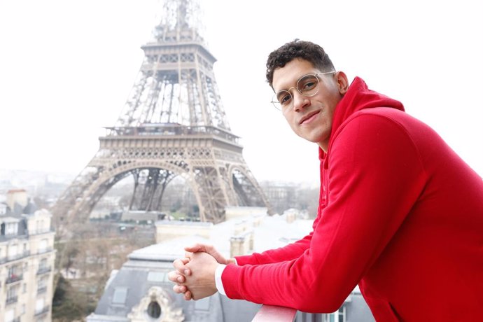 El nadador español Hugo González de Oliveira posa delante de la Torre Eiffel a menos de seis meses para los Juegos de París 2024.