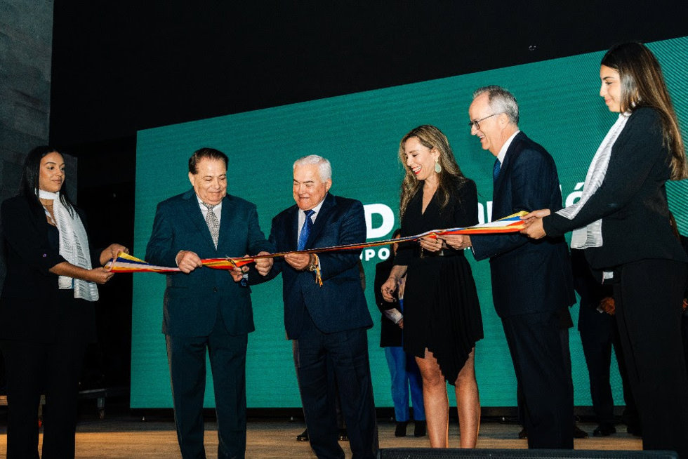 El hotel Barceló Playa Blanca ha celebrado este viernes su inauguración oficial con una gala en el municipio de Yaiza, en Lanzarote