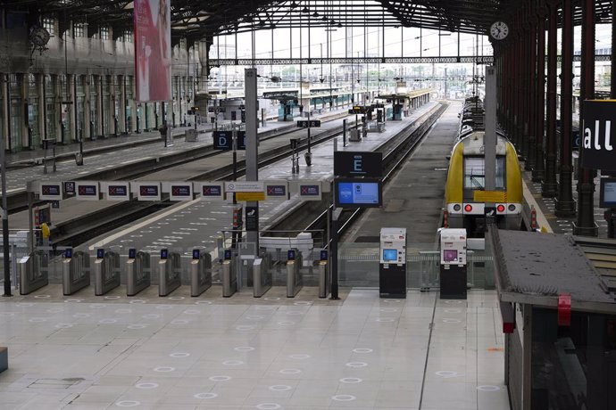 Archivo - 10 May 2020, France, Paris: A general vview of the empty Gare de Lyon Station amid the lockdown imposed by the government to curb the spread of coronavirus. Confinement measures are set to be eased on Monday in France, where people will be allow