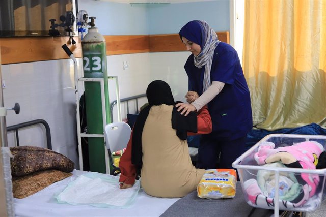Una enfermera de MSF ayuda a una paciente en el Hospital Emiratí de Rafá.
