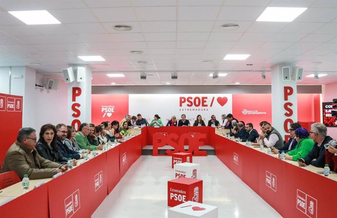 Archivo - Reunión de la Comisión Ejecutiva Regional del PSOE de Extremadura, en una foto de archivo