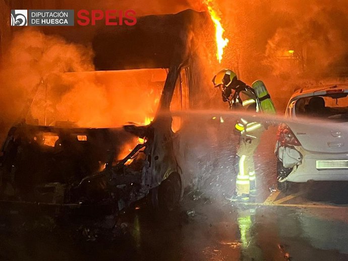 Arden dos ambulancias en el centro de salud Monzón (Huesca).