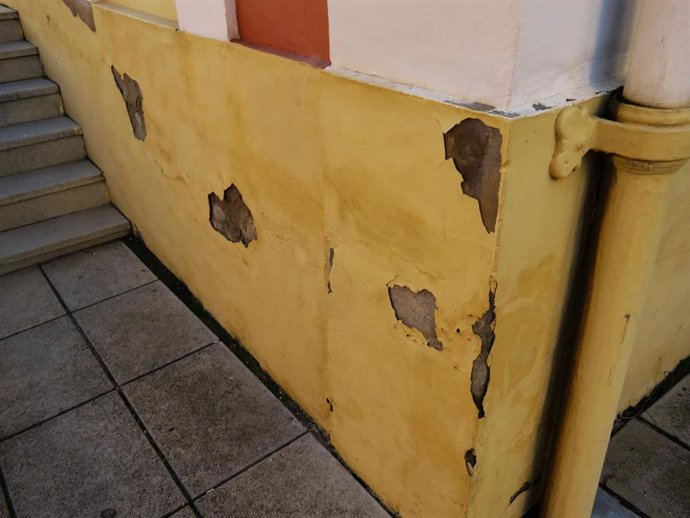 Desconchones en una pared de la Casa Colón de Huelva.