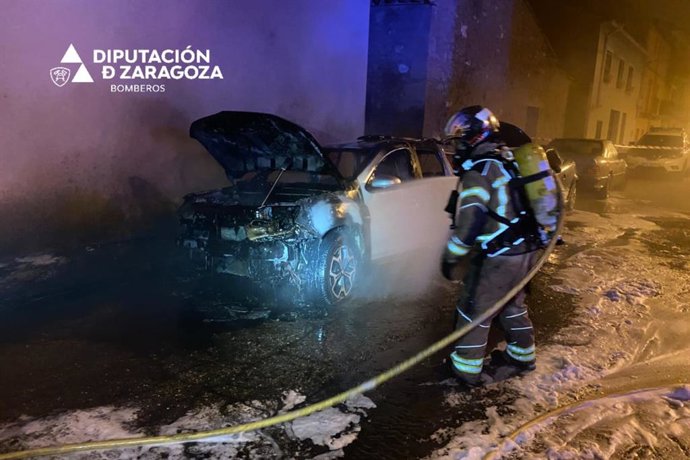 Uno de los coches incendiados en Caspe.