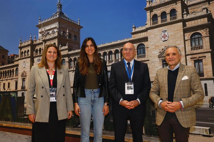 La delegada de Turismo del Ayuntamiento de Sevilla, Angie Moreno, y el alcalde de Valladolid, Jesús Julio Carnero, firman un acuerdo de colaboración en materia de promoción turística.