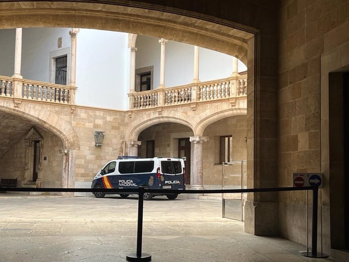 Archivo - Furgón de la Policía Nacional en el patio de la Audiencia Provincial de Baleares.