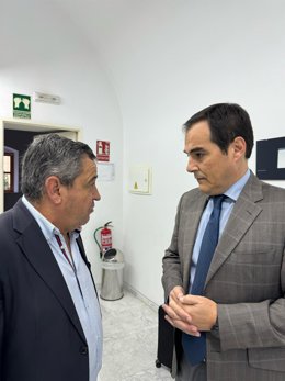 El director del IAAP, José Loaiza (izq.), y el consejero de Justicia, Administración Local y Función Pública, José Antonio Nieto.