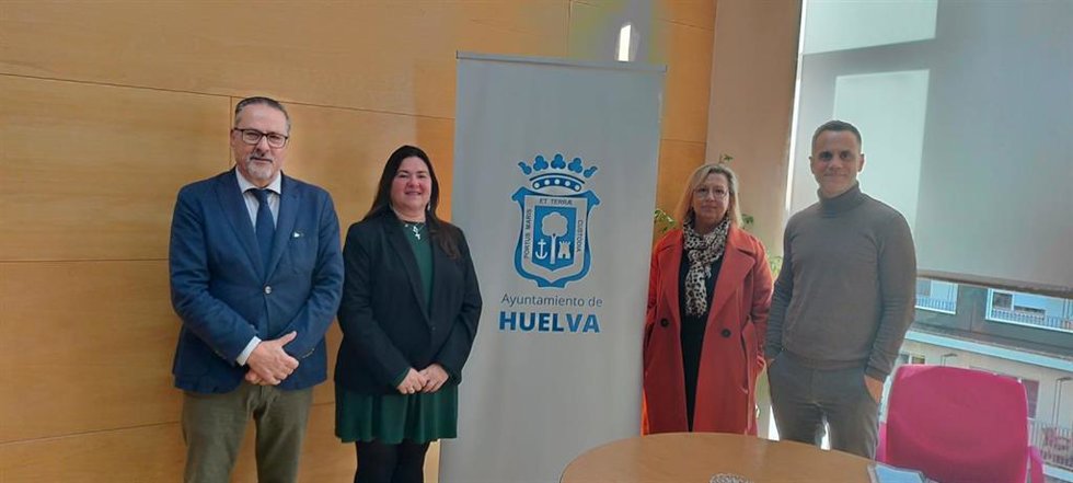 Foto de familia del Ayuntamiento de Huelva y Cáritas.