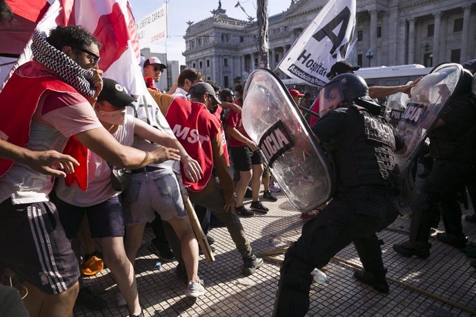Creixen les tensions al voltant del Congrés argentí després de l'aprovació de la llei òmnibus