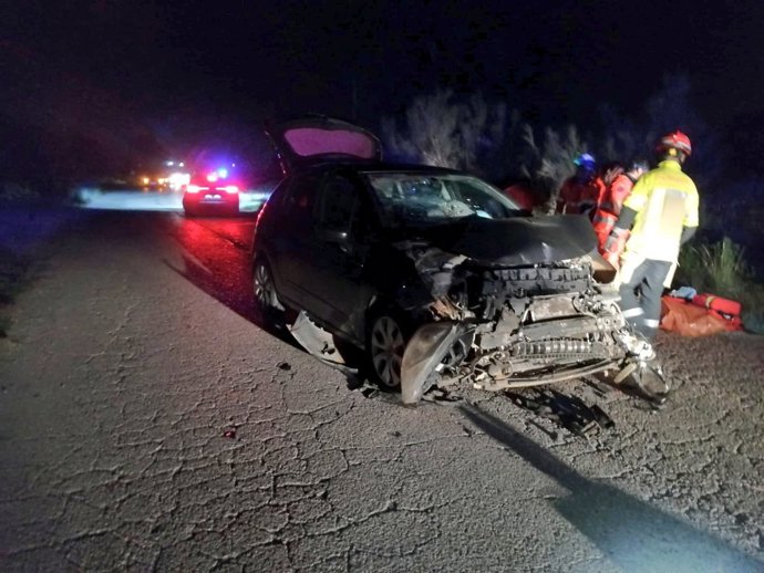 Coche siniestrado en la carretera A-8025 en el término municipal de Carmona (Sevilla), donde ha fallecido su conductor de 21 años.