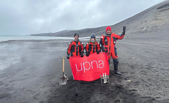 De izq. A dcha.: Miguel Araiz, Leyre Catalán y David Astrain, en Isla Decepción, uno de los volcanes activos de la Antártida.