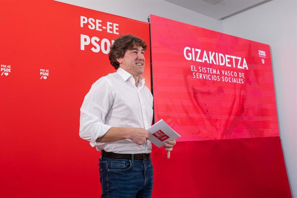 Eneko Andueza presenta 'Gizakidetza', el modelo de cuidados impulsado por los socialistas.