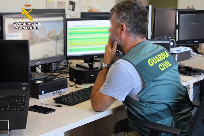 Archivo - La Guàrdia Civil deté 9 persones com a presumptes autors d'estafes mitjançant l'ús d'SMS fraudulents