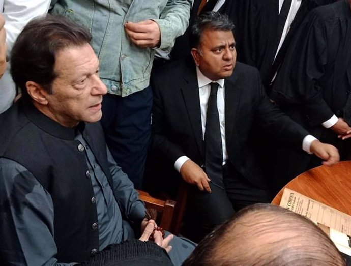 Archivo - March 24, 2023, Pakistan: LAHORE, PAKISTAN, MAR 24: Former Prime Minister, Imran Khan sits inside the courtroom .as a two-member special bench, hearing his plea to determine whether the bail is maintainable or .not, at High Court in Lahore on Fr