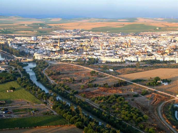 Archivo - Imagen aérea de Écija (Sevilla) con el río Genil.