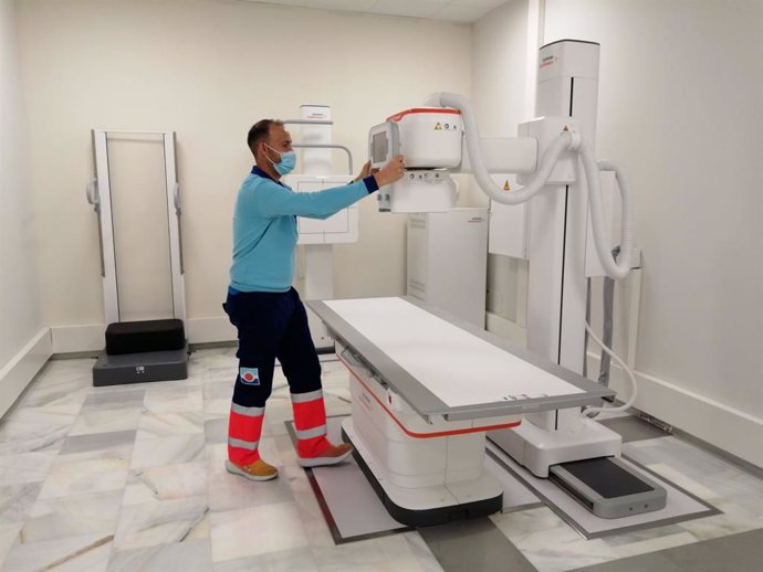 El Distrito Sanitario Poniente de Almería renueva siete salas de rayos X con una inversión de 1,2 millones de euros.