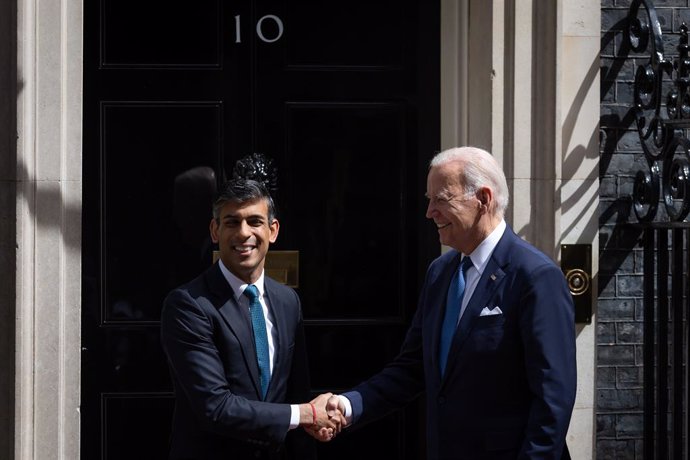Archivo - July 10, 2023, London, United Kingdom: Prime Minister Rishi Sunak welcomes the President of the United States Joe Biden in Downing Street in London. President Biden is holding talks with Sunak and King Charles before heading on to the NATO summi