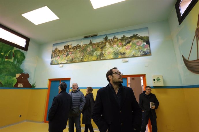El concejal de Educación de Toledo, Daniel Morcillo, visita el centro cívico Palomarejos.