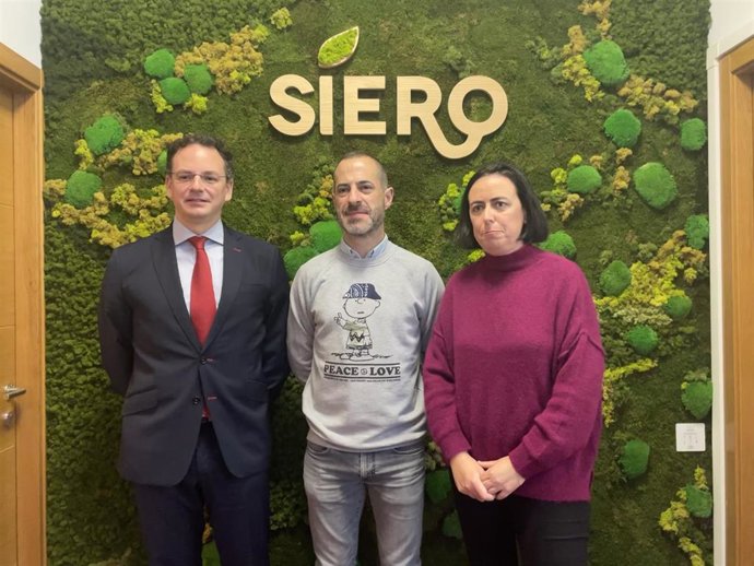 El director del sector público en Asturias de Inetum, Javier Serrano, el alcalde de Siero, Ángel García, y Marta Piquero, técnica del Servicio de Promoción Económica del Ayuntamiento de Siero.
