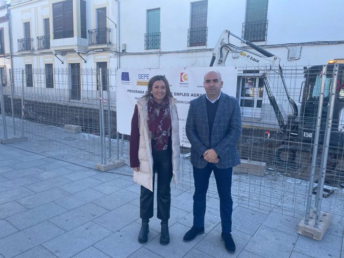 La delegada de Justicia, Administración Local y Función Pública, Raquel López, ha visitado la localidad de Espiel, en la que se ha reunido con el alcalde, Antonio Bejarano.