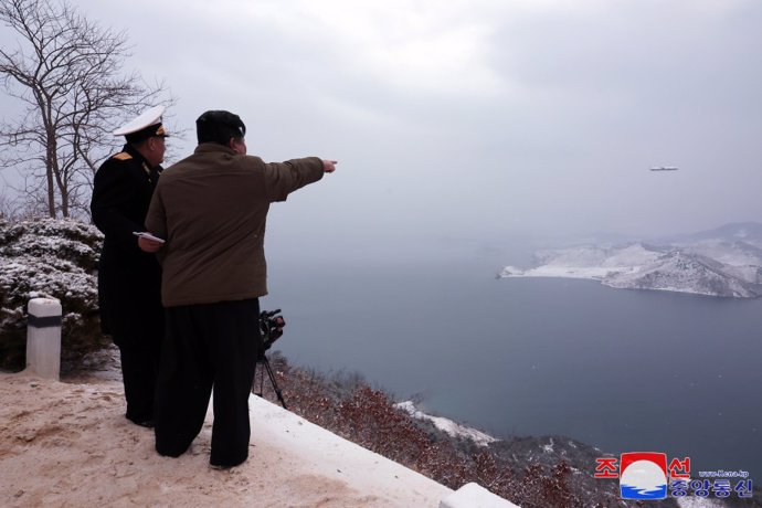 El líder de Corea del Norte, Kim Jong Un, durante el ensayo de un nuevo misil