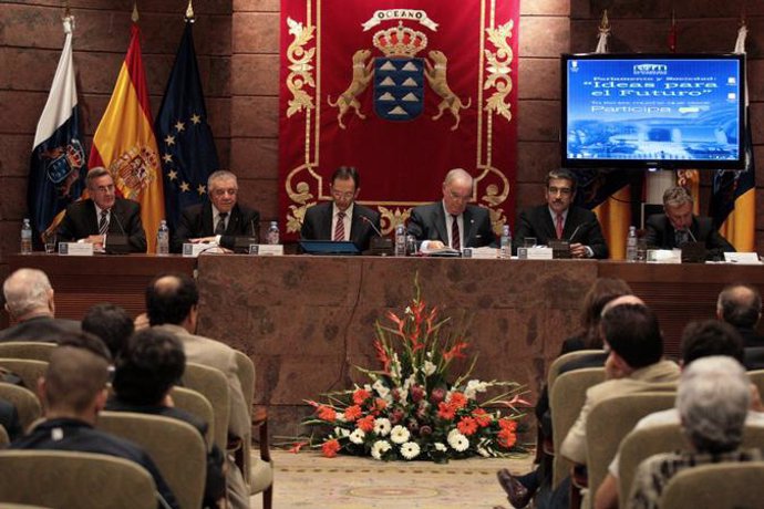 Imagen de archivo de Lorento Olarte junto a otros expresidentes de Canarias en un acto celebrado en el Parlamento