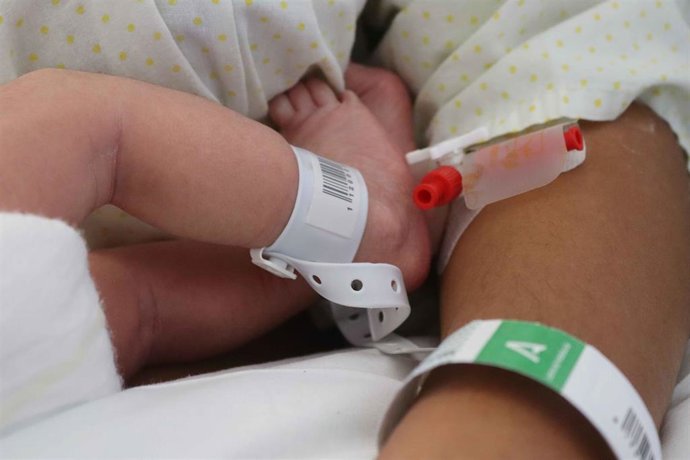 Archivo - Recien nacido bebé hospital.