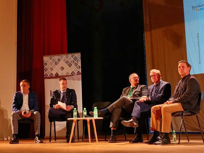 Participantes en el foro 'Territorios con futuro' celebrado en Arévalo (Ávila).