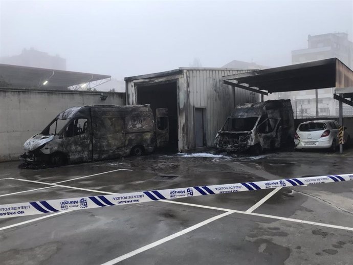 Arden dos ambulancias en el aparcamiento del centro de salud de Monzón.