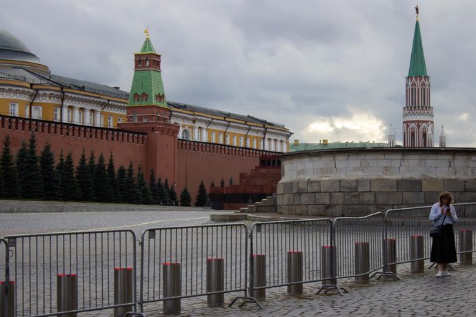 Archivo - August 24, 2023, Moscow, Russia: A woman stands next to a police fence blocking the Red Square in Moscow the day after the head of the Russian private military company ''Wagner,'' Yevgeny Prigozhin, died in a plane crash. The crash sparked var