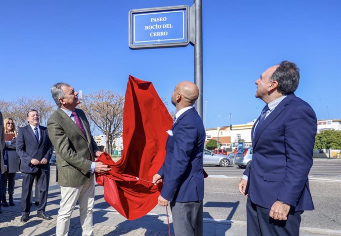 El alcalde de Sevilla  y el Hermano Mayor de la Hermandad descubren el rótulo del Paseo Rocío del Cerro.