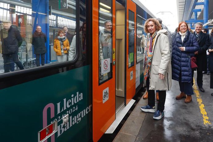 La consellera de Territorio, Ester Capella, en el tren de la línea Lleida - La Pobla de Segur