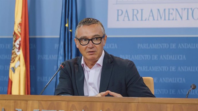 El portavoz del Grupo Parlamentario Vox en el Parlamento de Andalucía, Manuel Gavira, en rueda de prensa.
