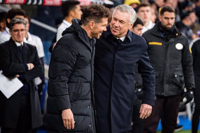 Archivo - 25 February 2023, Spain, Madrid: Real Madrid manager Carlo Ancelotti (2nd R) and Atletico Madrid manager Diego Pablo Simeone (2nd L) greet each other ahead of the Spanish La Liga soccer match between Real Madrid and Atletico de Madrid at Santi