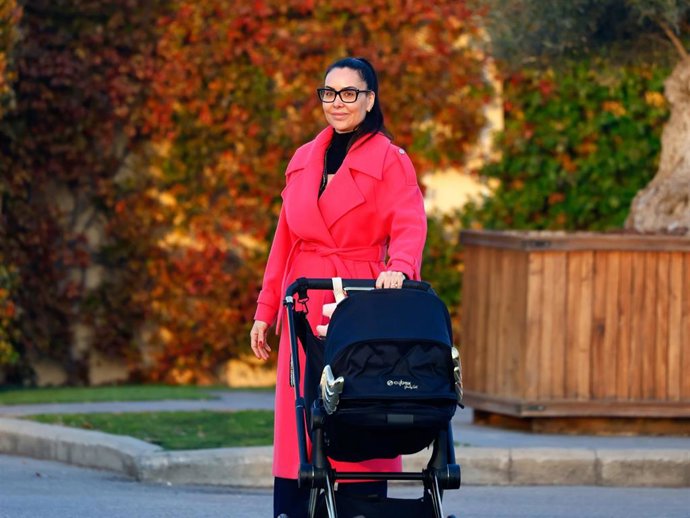 Vania MIllán pasea con su hija, a 31 de enero de 2024, en Madrid (España).