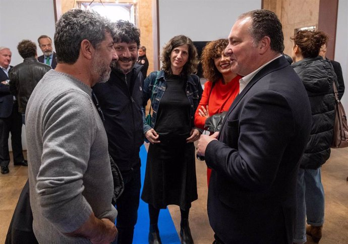 El presidente de la Diputación de Huelva, David Toscano, conversa con representantes del cine andaluz en las horas previas a la gala de los Premios Carmen.