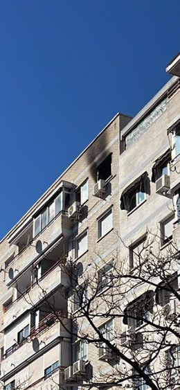 Tres atendidos en el incendio de la terraza de un edificio de Alcalá de Henares