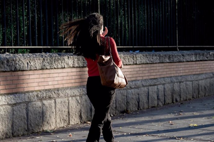 Archivo - Chica pasea por la calle, a 17 de octubre de 2023, en Madrid (España)