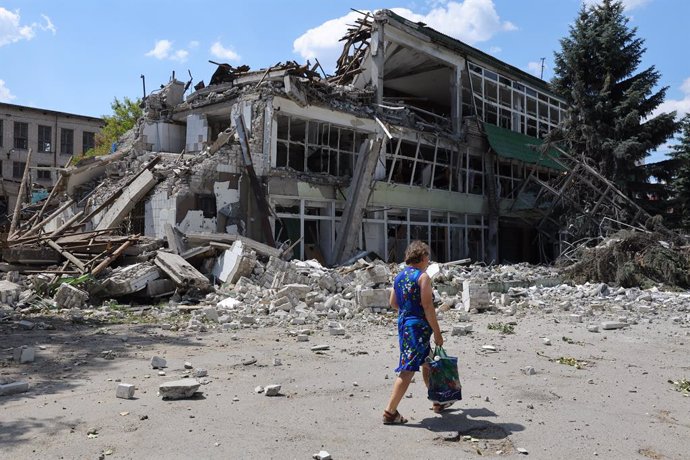 Archivo - LYSYCHANSK, July 6, 2022  -- A resident passes by a destroyed building in Lysychansk, Lugansk region, July 4, 2022.